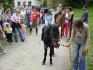 Malí i velcí návštěvníci akce Permoníček v muzeu se mohli projet i na koni. (2. 6. 2007)